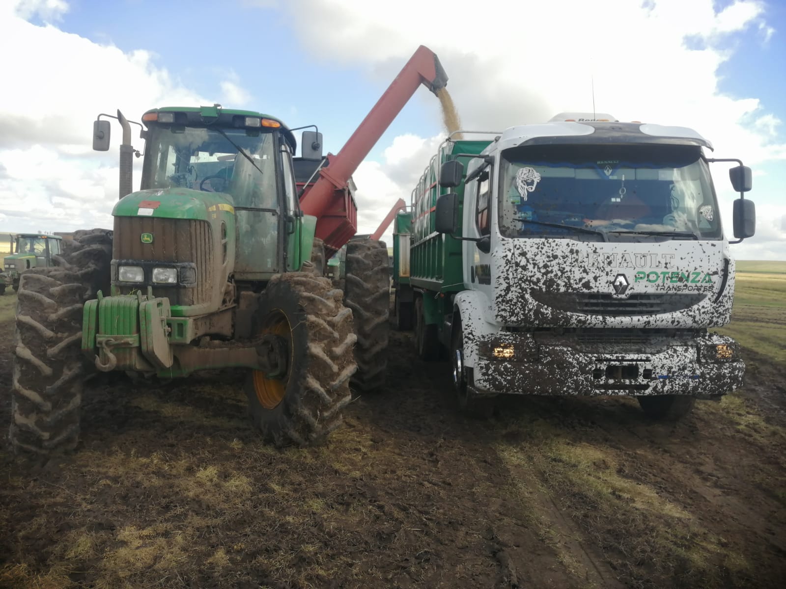 Camión de POTENZA Transportes cargando grano en el interior de Uruguay